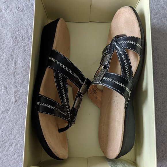 Naturalizer Waylon Black 9 Wide Width Sandals - Picture 4 of 6